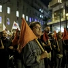 Tối 16/10, hàng nghìn người Hy Lạp đã xuống đường tuần hành tại trung tâm thủ đô Athens để phản đối việc tiếp tục thực thi chính sách "thắt lưng buộc bụng". (Nguồn: Reuters/TTXVN)