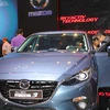 Khách tìm hiểu dòng Mazda tại Triển lãm ôtô Việt Nam 2015. (Ảnh: Trần Xuân Tình/Vietnam+)
