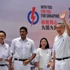 Thủ tướng Lý Hiển Long (phải), Đảng Hành động Nhân dân (PAP) cầm quyền phát biểu trong cuộc vận động tranh cử ngày 8/9. (Nguồn: AFP/TTXVN)