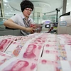Kiểm tiền NDT tại ngân hàng ở Liên Vận Cảng, tỉnh Giang Tô, Trung Quốc ngày 11/8. (Nguồn: THX/TTXVN)