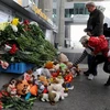 Đặt hoa tưởng niệm các nạn nhân vụ tai nạn máy bay bên ngoài Sân bay Quốc tế Pulkovo ở St. Petersburg, Nga ngày 1/11. (Nguồn: AFP/TTXVN)