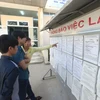 Các lao động tìm hiểu thông tin việc làm tại Trung tâm Dịch vụ việc làm tỉnh Thừa Thiên-Huế. (Ảnh: Anh Tuấn/TTXVN)