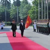 Bộ trưởng Phùng Quang Thanh và Bộ trưởng Gen Nakatani duyệt đội Danh dự Quân đội Nhân dân Việt Nam tại lễ đón. (Ảnh: Trọng Đức/TTXVN)