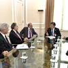 Tổng thống Colombia Juan Manuel Santos (thứ 3, phải) trong cuộc họp với Đại diện Tiểu ban chấm dứt xung đột của LHQ Jean Arnault (thứ 3, trái) về tiến trình hòa đàm giữa Chính phủ Colombia và FARC tại Bogota, ngày 29/10. (Nguồn: THX/TTXVN)