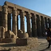 Khách du lịch tham quan đền Luxor ở thành phố cổ Luxor của Ai Cập ngày 5/11. (Nguồn: AFP/TTXVN)