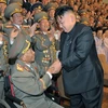 Nhà lãnh đạo Triều Tiên Kim Jong-un (phải) và ông Ri Ul-sol tại một sự kiện ở Triều Tiên năm 2012. (Nguồn: Yonhap/TTXVN)