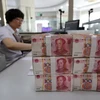 Kiểm tiền Nhân dân tệ tại ngân hàng ở Liên Vận Cảng, tỉnh Giang Tô, miền đông Trung Quốc ngày 11/8. (Nguồn: AFP/TTXVN)