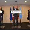 Bộ trưởng Ngoại giao Pháp Laurent Fabius (giữa) chủ trì buổi họp báo trưa ngày 10/11 tại Paris. (Ảnh: Bích Hà/Vietnam+)