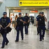 Cảnh sát Anh gác tại cửa sân bay Heathrow, phía tây London. (Nguồn: AFP/TTXVN)