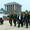 Phó Thủ tướng Nguyễn Xuân Phúc với lãnh đạo Ban quản lý Lăng Chủ tịch Hồ Chí Minh kiểm tra khu vực tu bổ. (Ảnh: An Đăng/TTXVN)