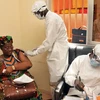 Tiêm vaccine VSV-ZEBOV phòng Ebola tại trung tâm y tế ở Conakry, Guinea ngày 10/3. (Nguồn: AFP/TTXVN)