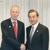 Bộ trưởng Ngoại giao Trung Quốc Vương Nghị trong cuộc gặp với người đồng cấp Canada Stephane Dion. (Nguồn: Xinhua)