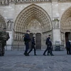 Lực lượng an ninh Pháp tuần tra tại lối vào nhà thờ Notre Dame ở thủ đô Paris ngày 15/11. (Nguồn: AFP/TTXVN)