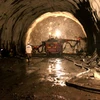 Công ty Cổ phần Sông Đà 10 tổ chức khoan một nhánh hầm của hầm Đèo Cả. (Ảnh: Thế Lập/TTXVN)
