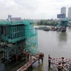  Đoạn vượt sông Sài Gòn đang được thi công khẩn trương với chiều rộng 11 m, 2 trụ chính đã thành hình. (Ảnh: Hoàng Hải/TTXVN)
