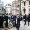 Các nhân viên Tòa án tối cao và cơ quan tư pháp Argentina được sơ tán khỏi trụ sở do đe dọa đánh bom ngày 5/11. (Nguồn: THX/TTXVN)