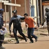 Lực lượng an ninh Mali sơ tán con tin vừa được giải cứu tại khách sạn Radisson Blu ngày 20/11. (Nguồn: AFP/TTXVN)