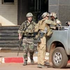 Lực lượng an ninh gác tại khu vực phía trước khách sạn Radisson Blu ở Bamako ngày 20/11. (Nguồn: AFP/TTXVN)