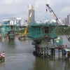 Đoạn vượt sông Sài Gòn đang được thi công khẩn trương với chiều rộng 11 m, 2 trụ chính đã thành hình. (Ảnh: Hoàng Hải/TTXVN)