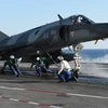 Binh sỹ Pháp chuẩn bị cho đợt xuất kích của máy bay chiến đấu trên tàu sân bay Charles-de-Gaulle ở phía đông Địa Trung Hải ngày 22/11. (Nguồn: AFP/TTXVN)