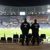 Cảnh sát Đức làm nhiệm vụ tại sân vận động HDI Arena ở Hanover sau khi trận bóng đá Đức-Hà Lan bị hủy, tối 17/11. (Nguồn: AFP/TTXVN)