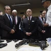 Bộ trưởng Nội vụ Pháp Bernard Cazeneuve (giữa) kiểm tra số vũ khí đạn dược do cảnh sát thu giữ được trong chiến dịch truy quét khủng bố tại Nanterre ngày 13/11. (Nguồn: AFP/TTXVN)