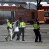Cảnh sát Tây Ban Nha áp giải một đối tượng vừa bị bắt giữ tại sân bay ở Melilla ngày 22/7. (Nguồn: AFP/TTXVN)