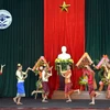 Lưu học sinh Lào biểu diễn những điệu múa truyền thống tại Chương trình “Giao lưu hữu nghị Việt-Lào”. (Ảnh: Đỗ Trưởng/TTXVN)