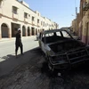 Xe ôtô bị phá hủy trong xung đột giáo phái giữa người thiểu số Berbers và người Arab tại thị trấn Guerara, Algeria. (Nguồn: AFP/TTXVN)