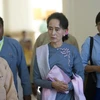 Bà Aung San Suu Kyi (giữa) tới tham dự cuộc họp Quốc hội Myanmar đầu tiên sau bầu cử ở Naypyidaw ngày 16/11. (Nguồn: AFP/TTXVN)