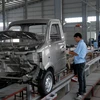 Lắp ráp xe tải hạng 870kg tại Công ty Cổ phần Ôtô Đông Bản Việt Nam phục vụ nhu cầu trong nước. (Ảnh: Danh Lam/TTXVN)