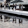 Các khách hàng Nga giàu có xem những chiếc du thuyền tại hội chợ dành cho triệu phú. (Nguồn: AFP/TTXVN)