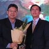 Ông Kang Seong Gil (phải) trao giải thưởng “Khách hàng vàng” cho đối tác Việt Nam. (Ảnh: Hà Huy Hiệp/Vietnam+) 