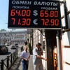 Bảng tỷ giá giữa đồng ruble và USD, đồng ruble và euro tại Moskva ngày 12/8. (Nguồn: AFP/TTXVN)