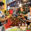 Khách tham quan, mua sắm tại hội chợ vàng khuyến mại Hà Nội. (Ảnh: Vũ Sinh/TTXVN)