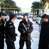 Cảnh sát Tunisia gác tại hiện trường vụ đánh bom ở thủ đô Tunis ngày 25/11. (Nguồn: AFP/TTXVN)