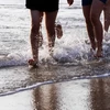 Chạy chân trần kêu gọi bảo vệ môi trường biển xanh, sạch, đẹp. (Ảnh; Trần Lê Lâm/Vietnam+)