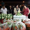 Đoàn kiểm tra liên ngành kiểm tra tại chợ đầu mối nông sản thực phẩm Hóc Môn, TP.HCM. (Ảnh: Thanh Vũ/TTXVN)