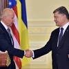 Tổng thống Ukraine Petro Poroshenko (phải) tiếp Phó Tổng thống Mỹ Joe Biden đang trong chuyến thăm Kiev ba ngày. (Nguồn: AFP/TTXVN)