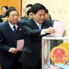 Các đại biểu bỏ phiếu bầu một số chức danh chủ chốt của HĐND và UBND tỉnh Lạng Sơn. (Ảnh:Thái Thuần/TTXVN)