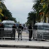 Cảnh sát Tunisia tăng cường kiểm tra an ninh ở trung tâm thủ đô Tunis ngày 24/11. (Nguồn: THX/TTXVN)