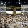 Các tín đồ Hồi giáo tại Nhà thờ Lớn ở thánh địa Mecca tối 20/9. (Nguồn: AFP/TTXVN)