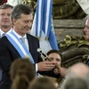 Tổng thống đắc cử Argentina Mauricio Macri (trái) nhận cây baton tượng trưng cho quyền lực tại lễ tuyên thệ nhậm chức ở thủ đô Buenos Aires ngày 10/12. (Nguồn: THX/TTXVN)