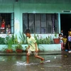 Người dân Philippines sơ tán tới một trường học để tránh bão Melor tại thành phố Legaspi, tỉnh Albay, phía Nam thủ đô Manila ngày 14/12. (Nguồn: AFP/TTXVN)