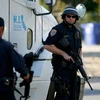 Cảnh sát Mỹ truy đuổi nghi phạm vụ xả súng tại San Bernardino. (Nguồn: AFP/TTXVN)