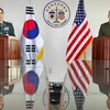 Thiếu tướng quân đội Hàn Quốc Jang Kyung-soo (trái) và Thiếu tướng quân đội Mỹ Robert Hedelund (phải) trong cuộc họp báo ở thủ đô Seoul, Hàn Quốc ngày 17/12. (Nguồn: Yonhap/TTXVN)