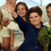 Ứng viên Thủ tướng đảng PiS Beata Szydlo (phải, hàng trên) mừng chiến thắng tại Warsaw ngày 25/10, sau khi kết quả bầu cử sơ bộ được công bố. (Nguồn: AFP/TTXVN)