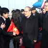 Đại diện Đại hội đại biểu nhân dân Toàn quốc Trung Quốc cùng bà con Việt kiều, cán bộ nhân viên Đại sứ quán Việt Nam đón Chủ tịch Quốc hội Nguyễn Sinh Hùng tại sân bay quốc tế Bắc Kinh. (Ảnh: Nhan Sáng/TTXVN)