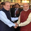 Thủ tướng Pakistan Nawaz Sharif (trái) đã có cuộc hội đàm với Thủ tướng Ấn Độ Narendra Modi (phải) vừa có chuyến thăm bất ngờ tới Islamabad. (Nguồn: THX/TTXVN)