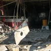 Một cửa hiệu bị phá hủy trong cuộc không kích ngày 22/12. (Nguồn: THX/TTXVN)